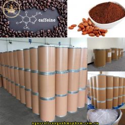 Caffeine là một thành phần nguyên liệu mỹ phẩm được chiết xuất từ các hạt cà phê, nó có khả năng giúp làm tươi mới và tái tạo da một cách rõ rệt