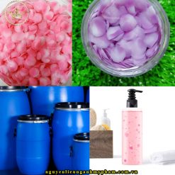 Cánh hoa sáp (hay còn được gọi là cánh hoa collagen) đây là một loại nguyên liệu mỹ phẩm có khả treo lơ lửng trong các sản phẩm như serum, toner,… nó có khả năng tự tan vỡ khi thoa lên da